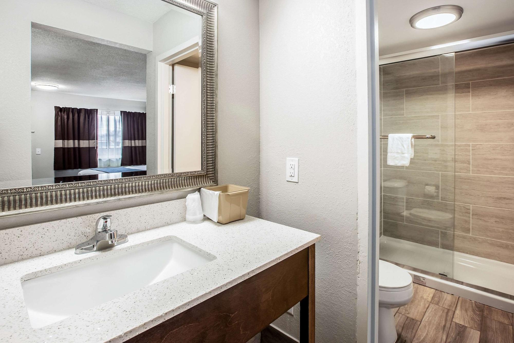 Clarion Pointe University Area 2* East Lansing