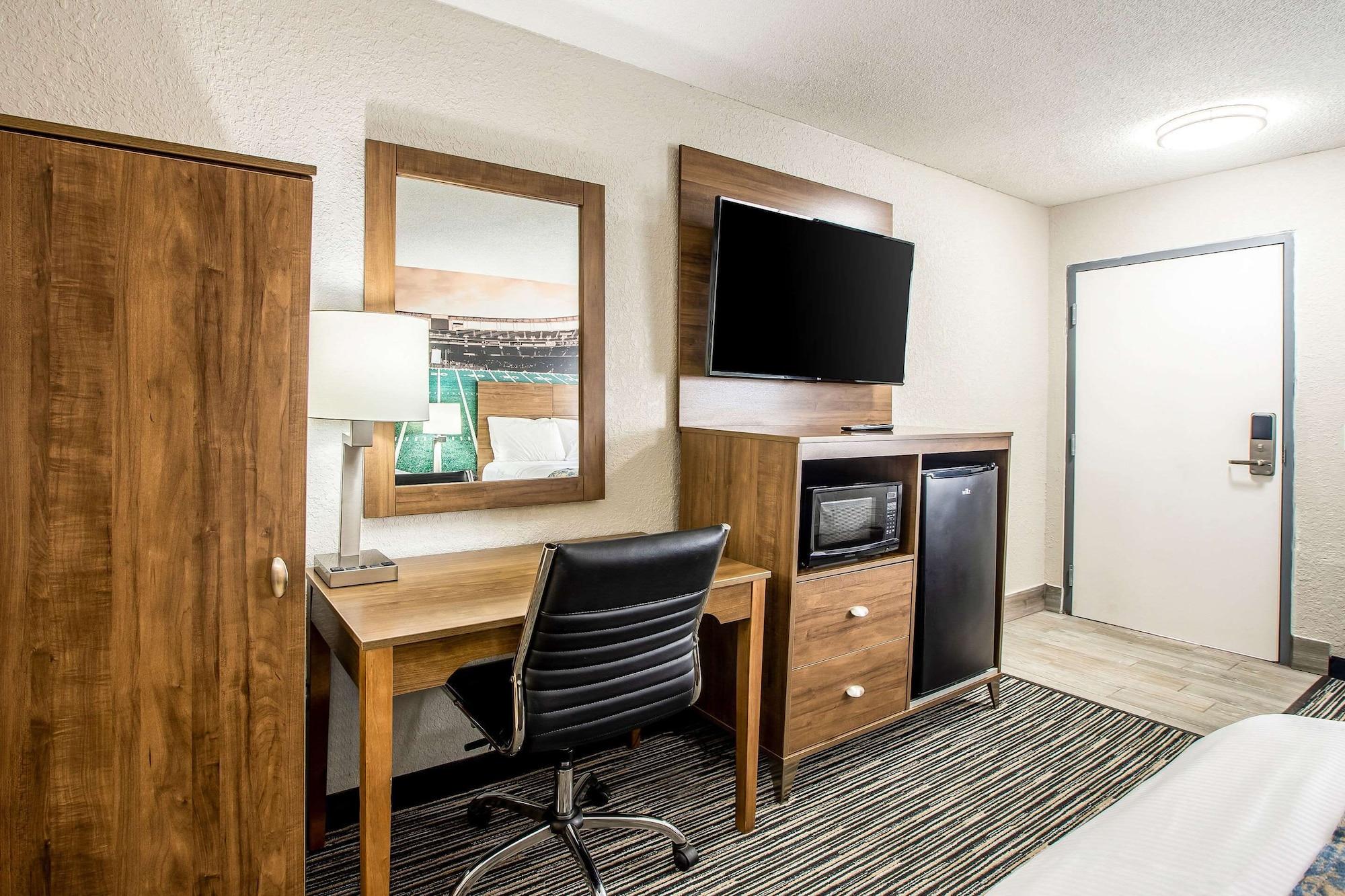 Clarion Pointe Area Hotel 2*