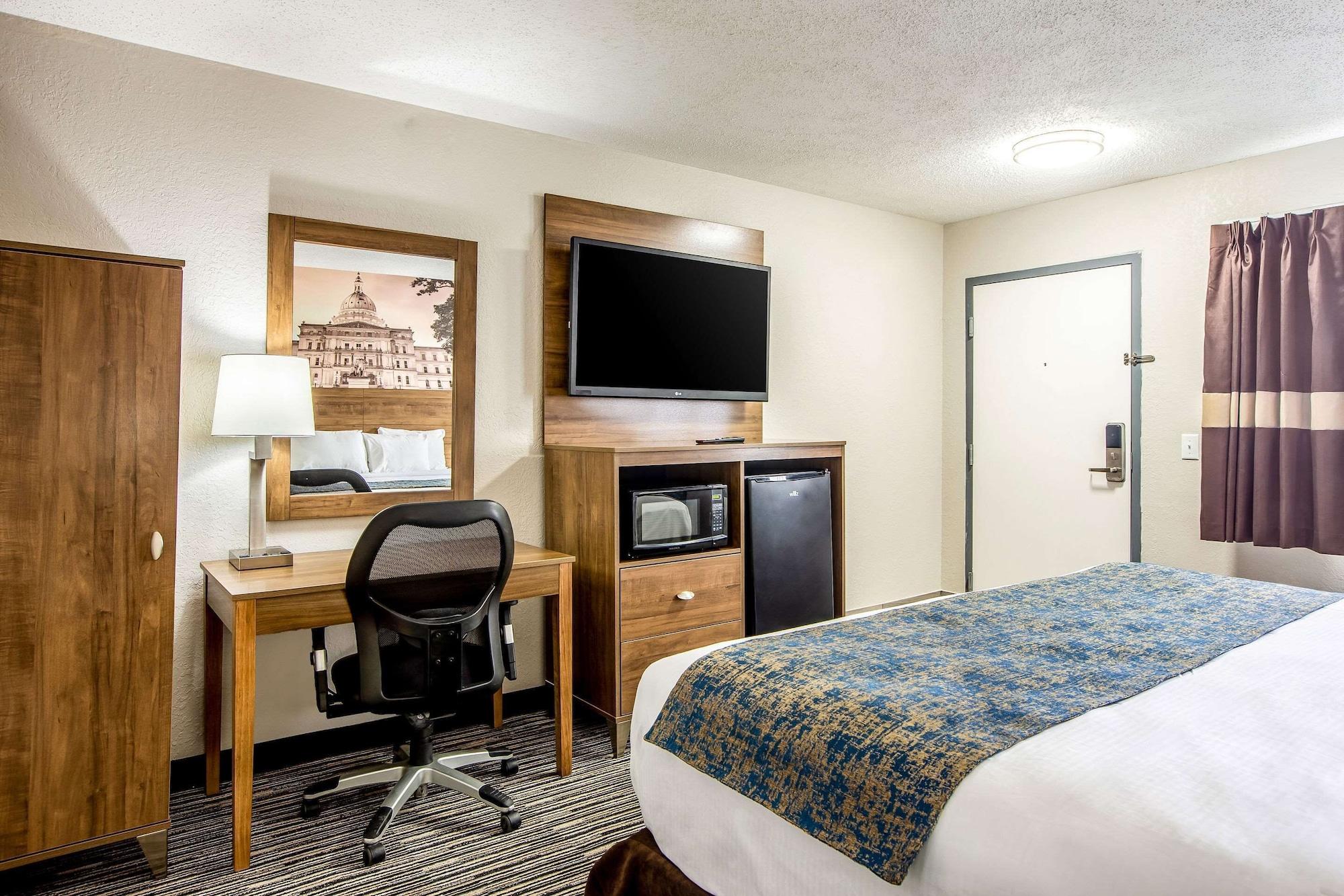Clarion Pointe Area Hotel 2*