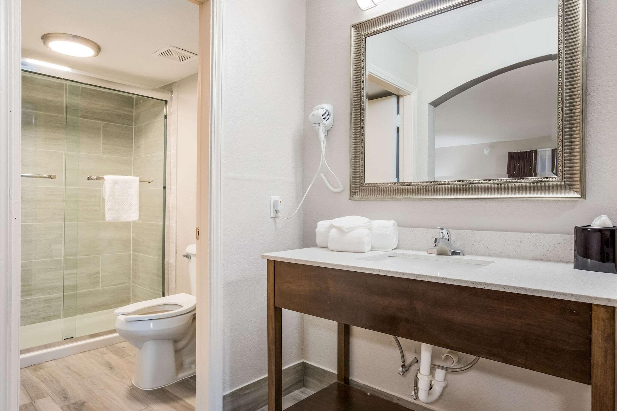 Hotel Clarion Pointe University Area 2*