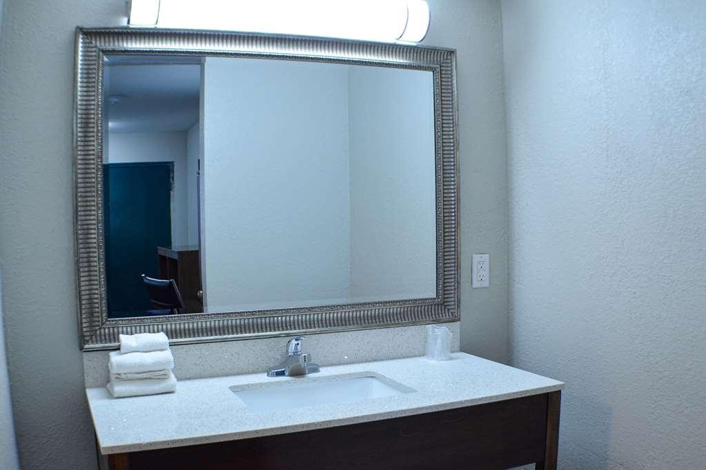 Clarion Pointe University Area Hotel 2*