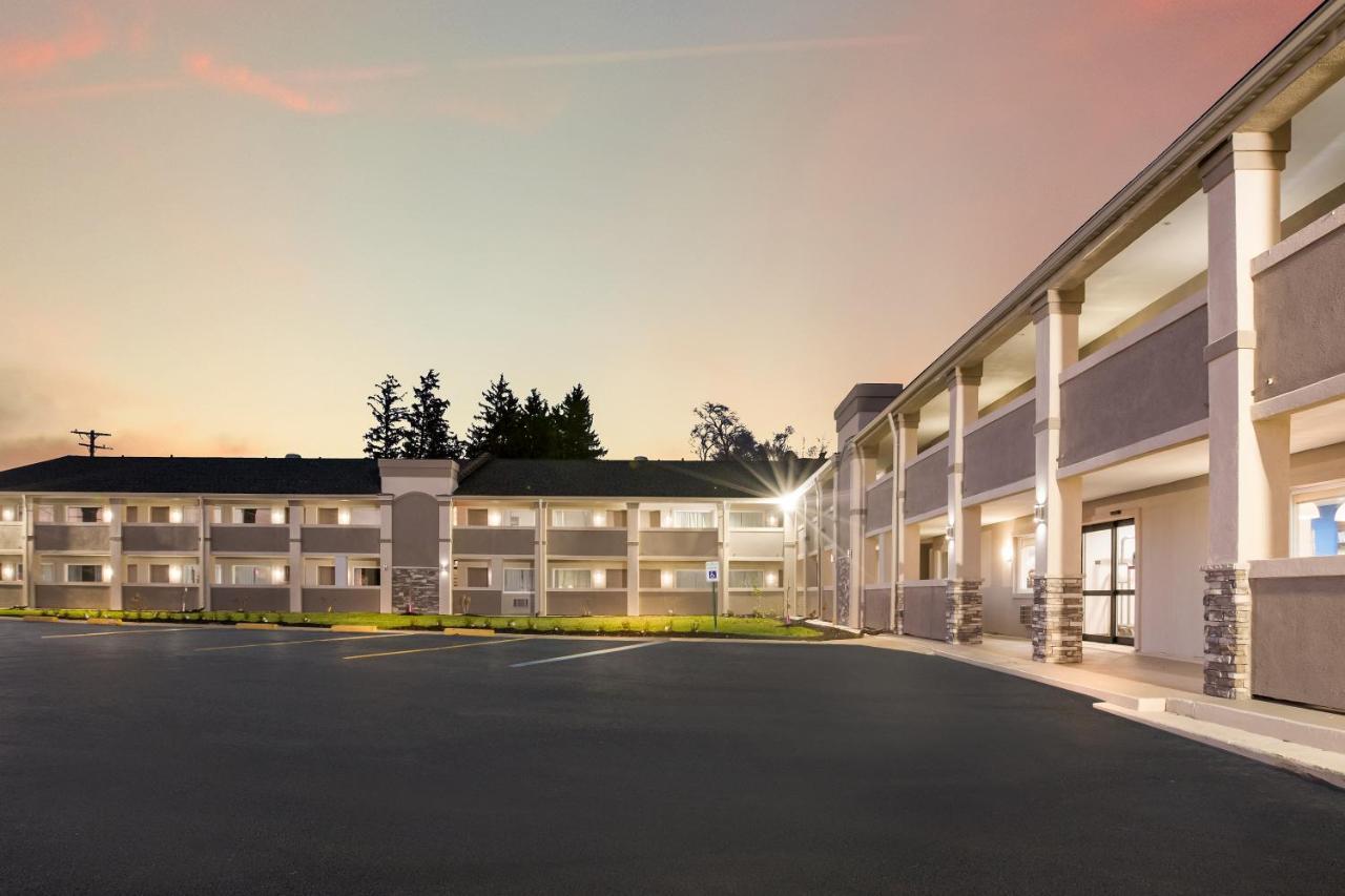 Clarion Pointe University Area 2*